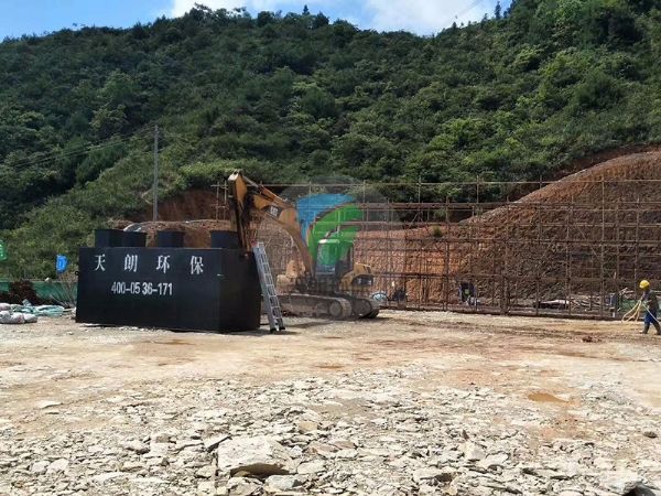 中國華電集團廣西風力發(fā)電站一體化設(shè)備安裝現(xiàn)場